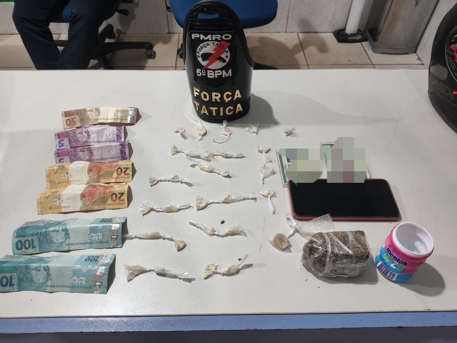 Força Tática prende mulher por tráfico de drogas