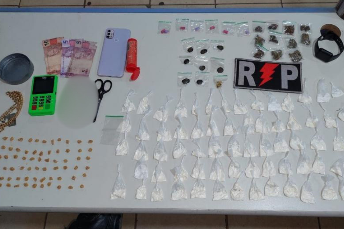Polícia Militar apreende drogas e prende suspeito por tráfico em residência denunciada