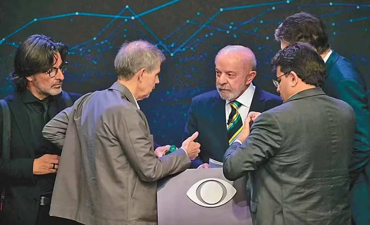 Em debate marcado por ataques, Lula desafia Flávio a abrir sigilo bancário e telefônico