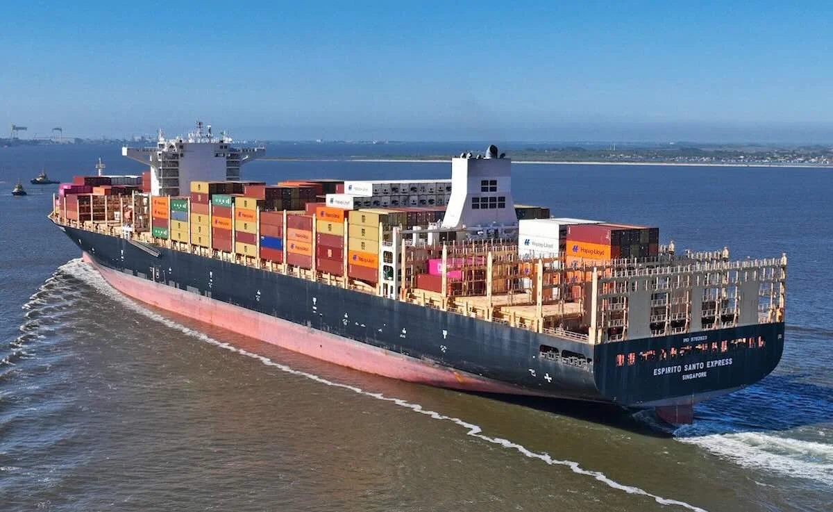 Espirito Santo Express segue em chamas e à deriva no Atlântico