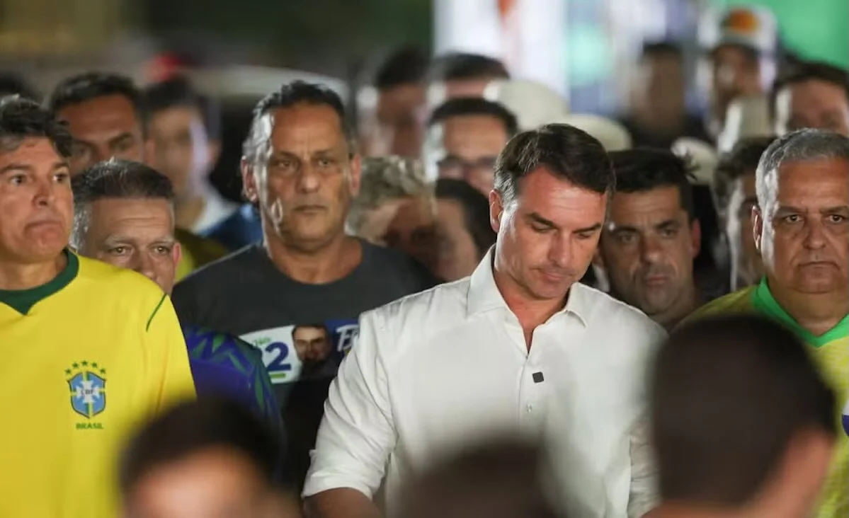 Flávio visita Jair em meio a temor de apreensão do passaporte