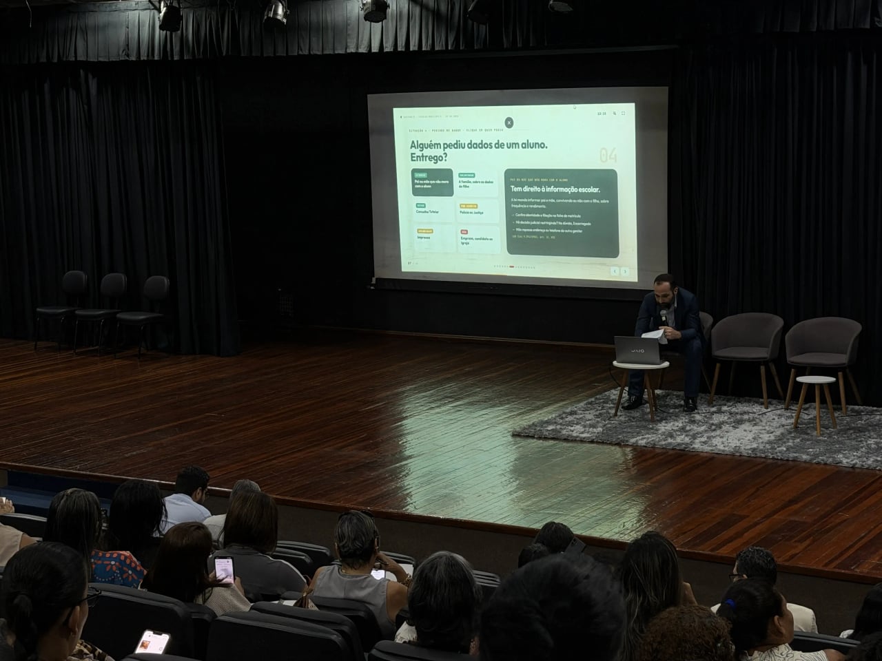 Gestores escolares recebem orientações sobre proteção de dados no seminário da Prefeitura