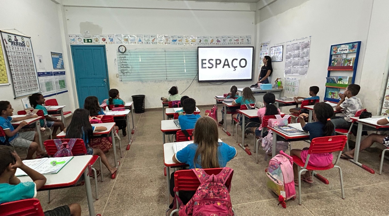 Investimento de Ezequiel Neiva traz lousas digitais para escolas de Corumbiara