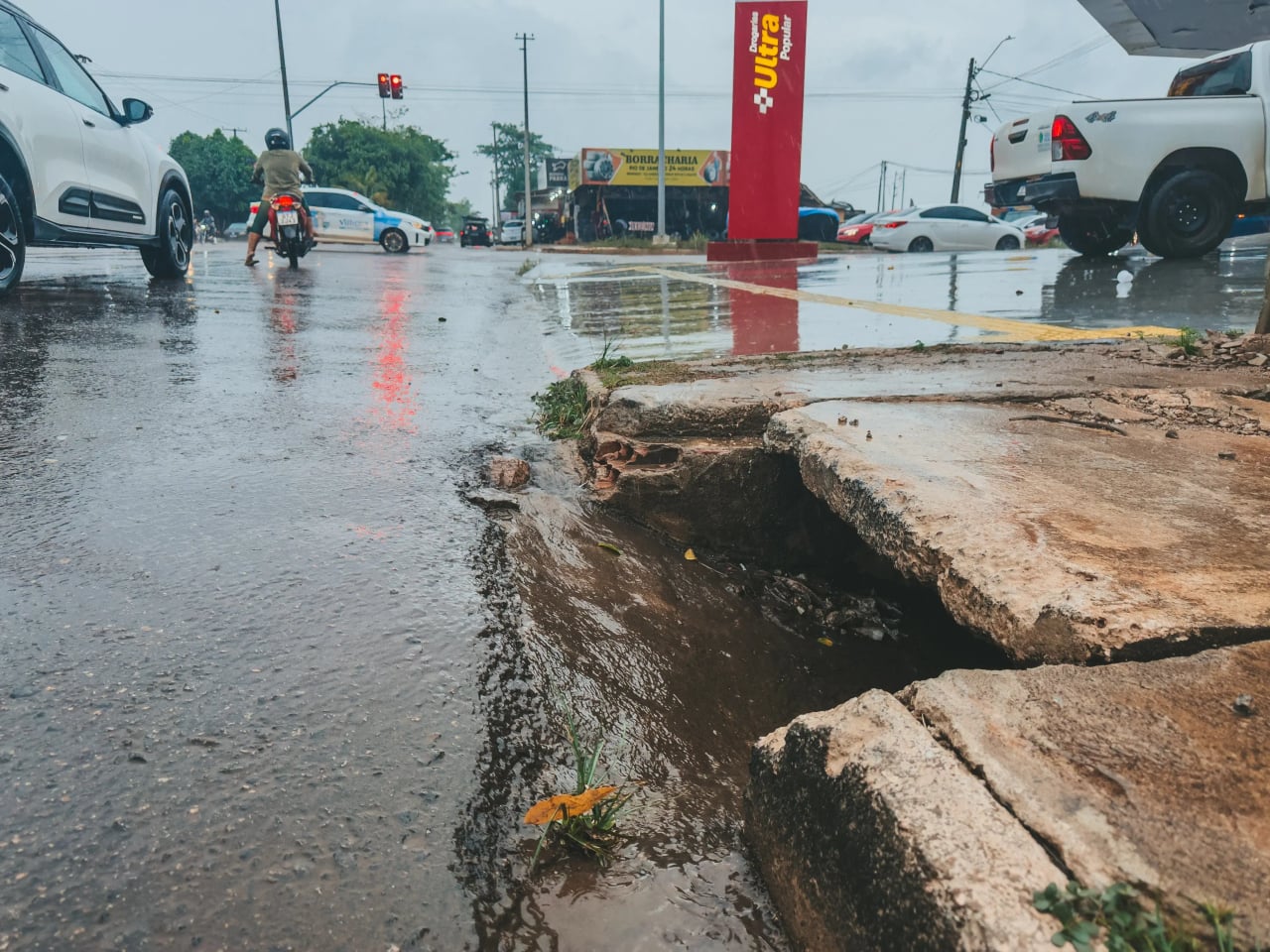 Melhorias no escoamento da água em pontos críticos de Porto Velho após serviços de drenagem