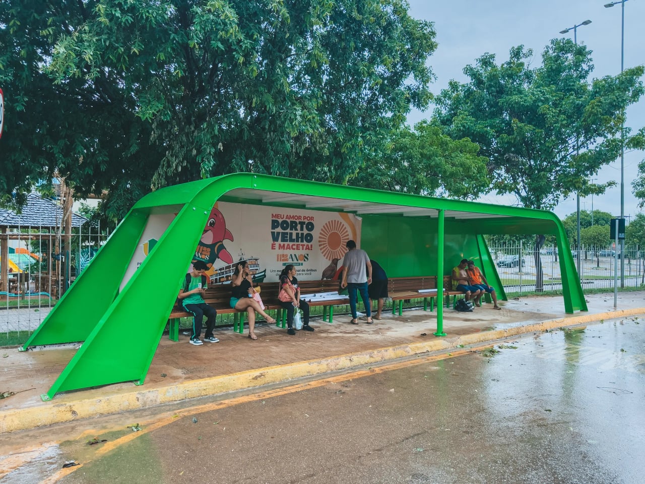 Novo ponto de ônibus em Porto Velho proporciona conforto e inovação tecnológica aos usuários