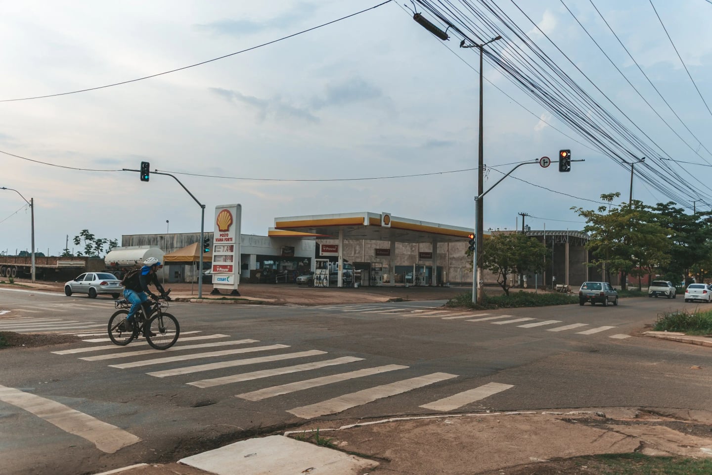 Novo semáforo é instalado na avenida Mamoré e rua Capão da Canoa para minimizar acidentes