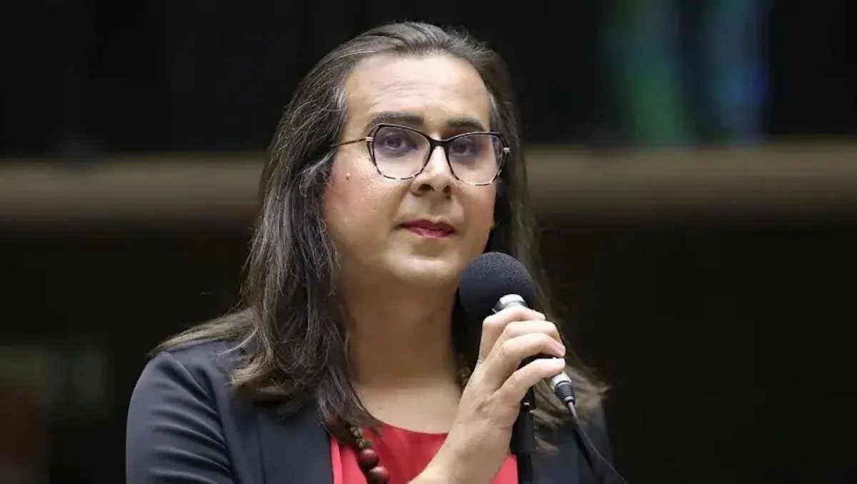 “Turismo criminoso”: deputada quer cortar salário de Flávio nos EUA