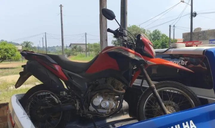 CACAULÂNDIA – POLÍCIA MILITAR LOCALIZA MOTOCICLETA COM RESTRIÇÃO DE FURTO ESCONDIDA EM RESIDÊNCIA