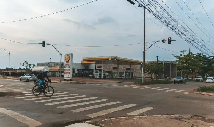 Novo semáforo é instalado na avenida Mamoré e rua Capão da Canoa para minimizar acidentes